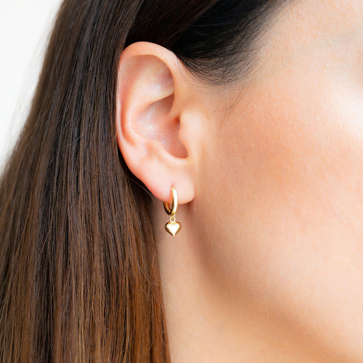 Delikate hjerte-øredobber med ringdesign