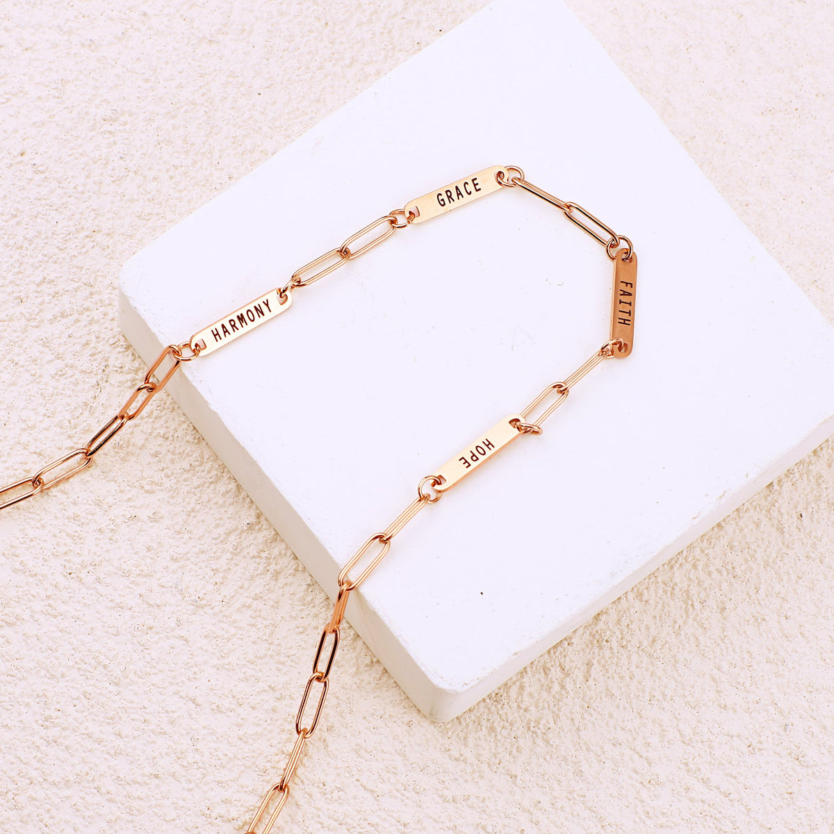 Collana con fermaglio e nomi personalizzati