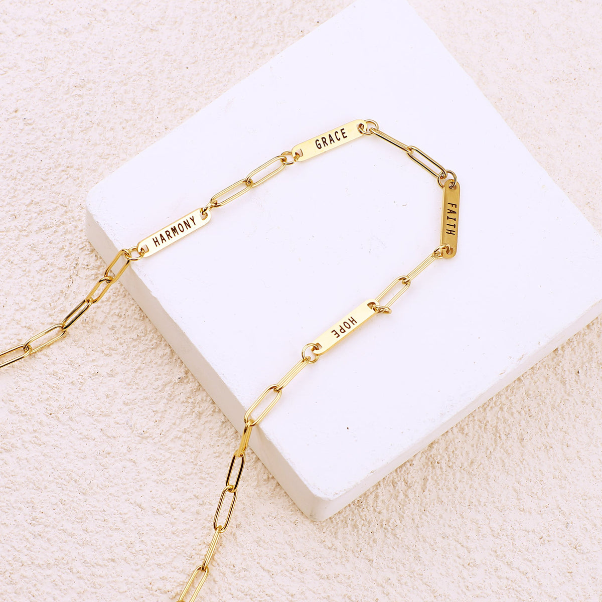 Collana con fermaglio e nomi personalizzati