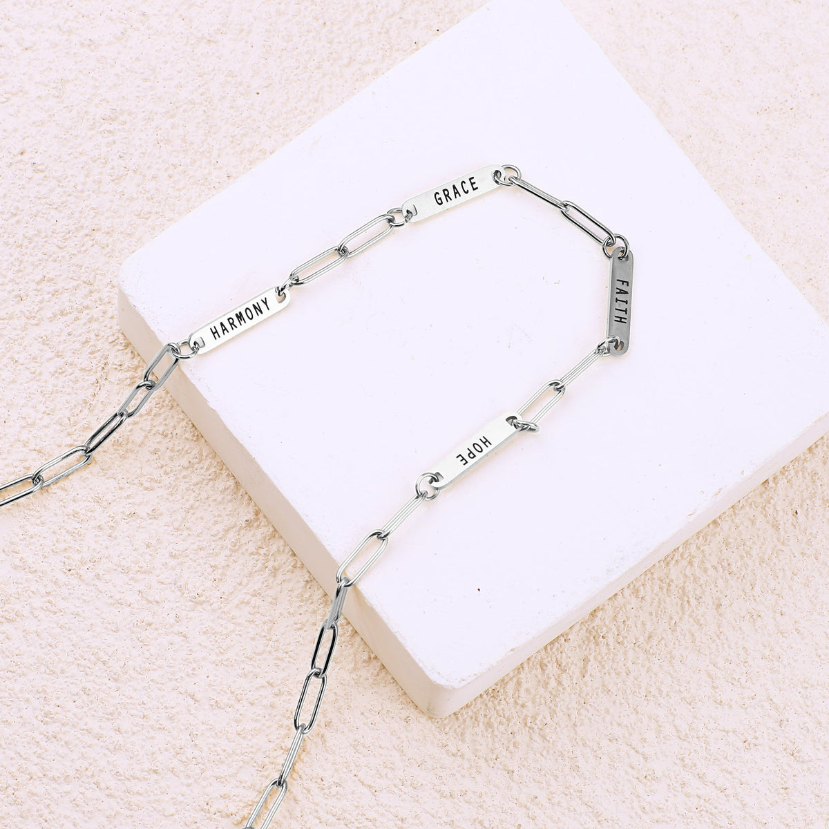 Collana con fermaglio e nomi personalizzati