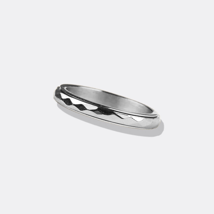 Zierlicher gehämmerter Band-Dreh-Fidget-Ring