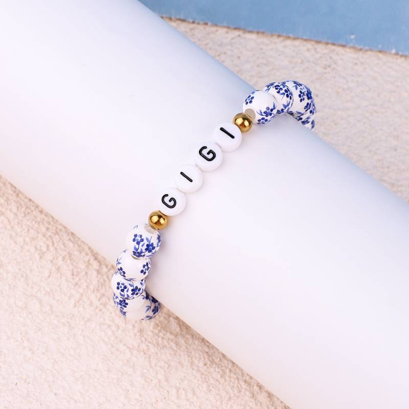Perlenarmband mit personalisiertem Namen, blauem Porzellan und Blumenmuster