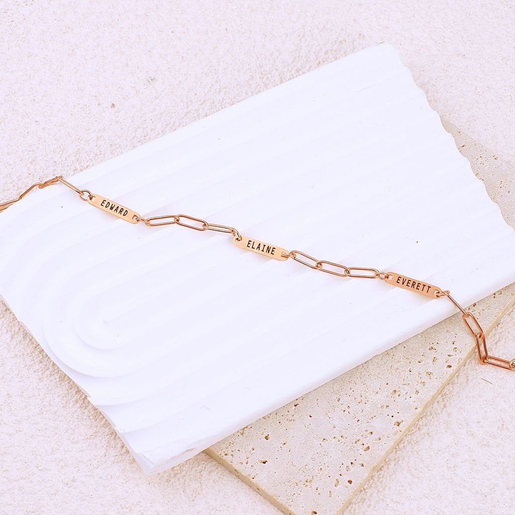 Collana con fermaglio e nomi personalizzati