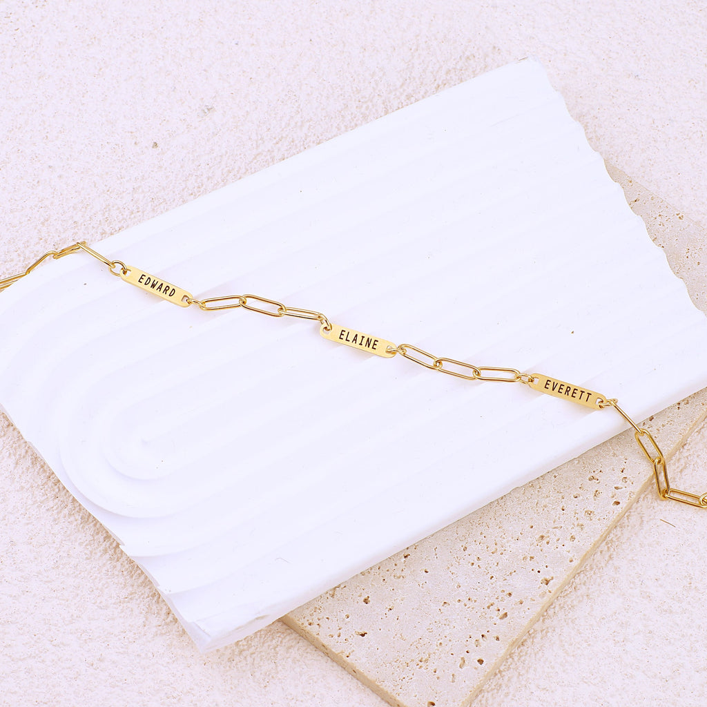 Collana con fermaglio e nomi personalizzati