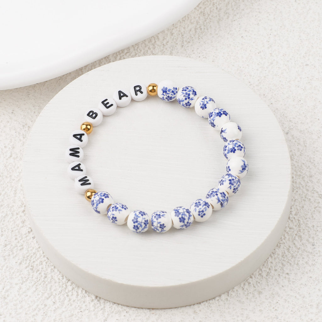 Perlenarmband mit personalisiertem Namen, blauem Porzellan und Blumenmuster