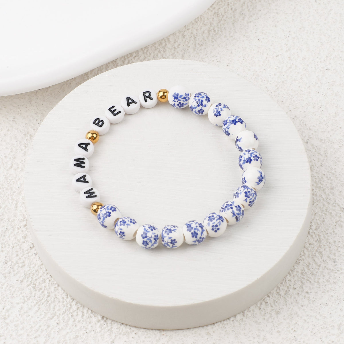 Perlenarmband mit personalisiertem Namen, blauem Porzellan und Blumenmuster