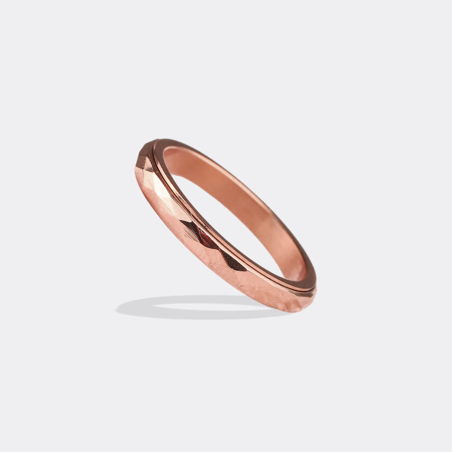 Zierlicher gehämmerter Band-Dreh-Fidget-Ring