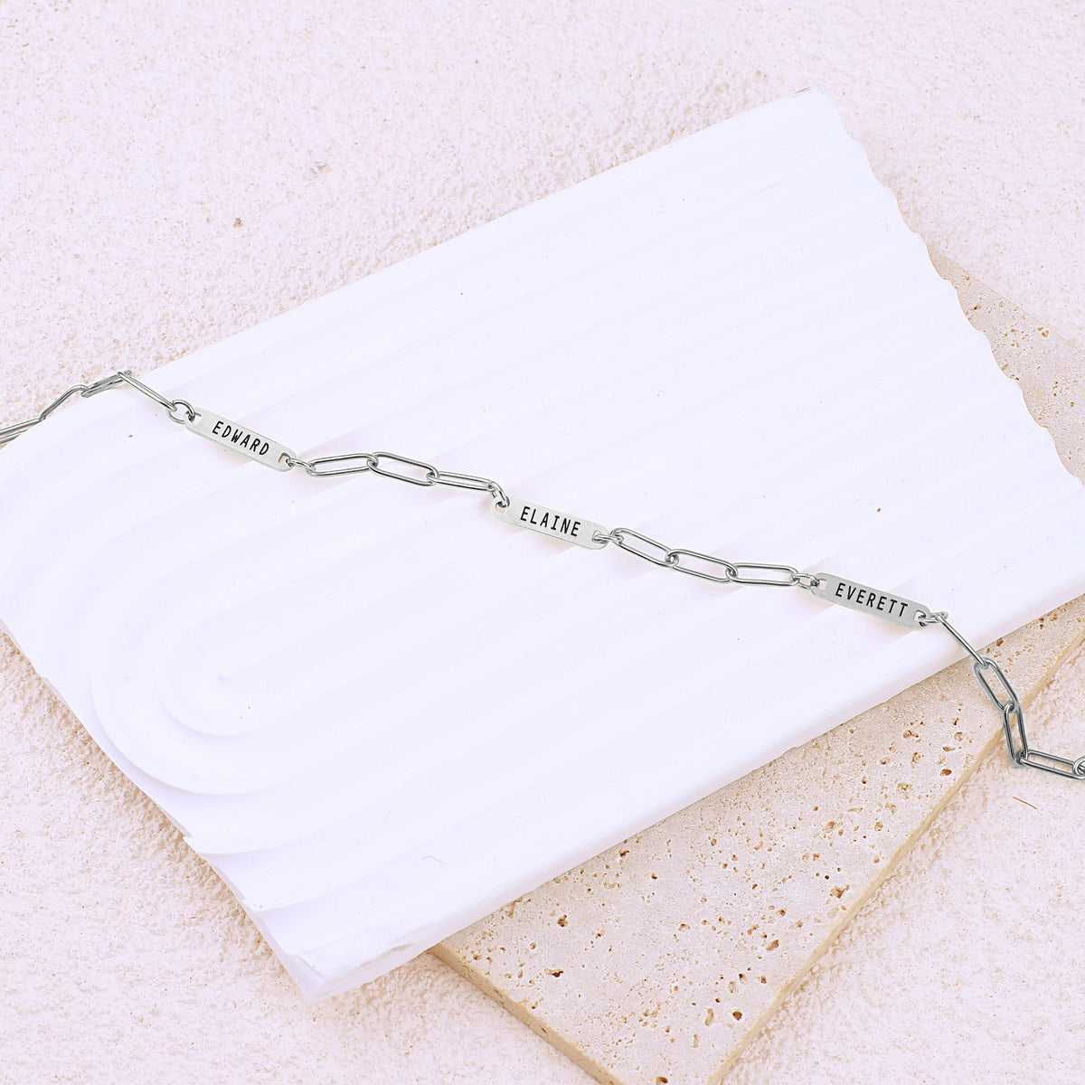 Collana con fermaglio e nomi personalizzati