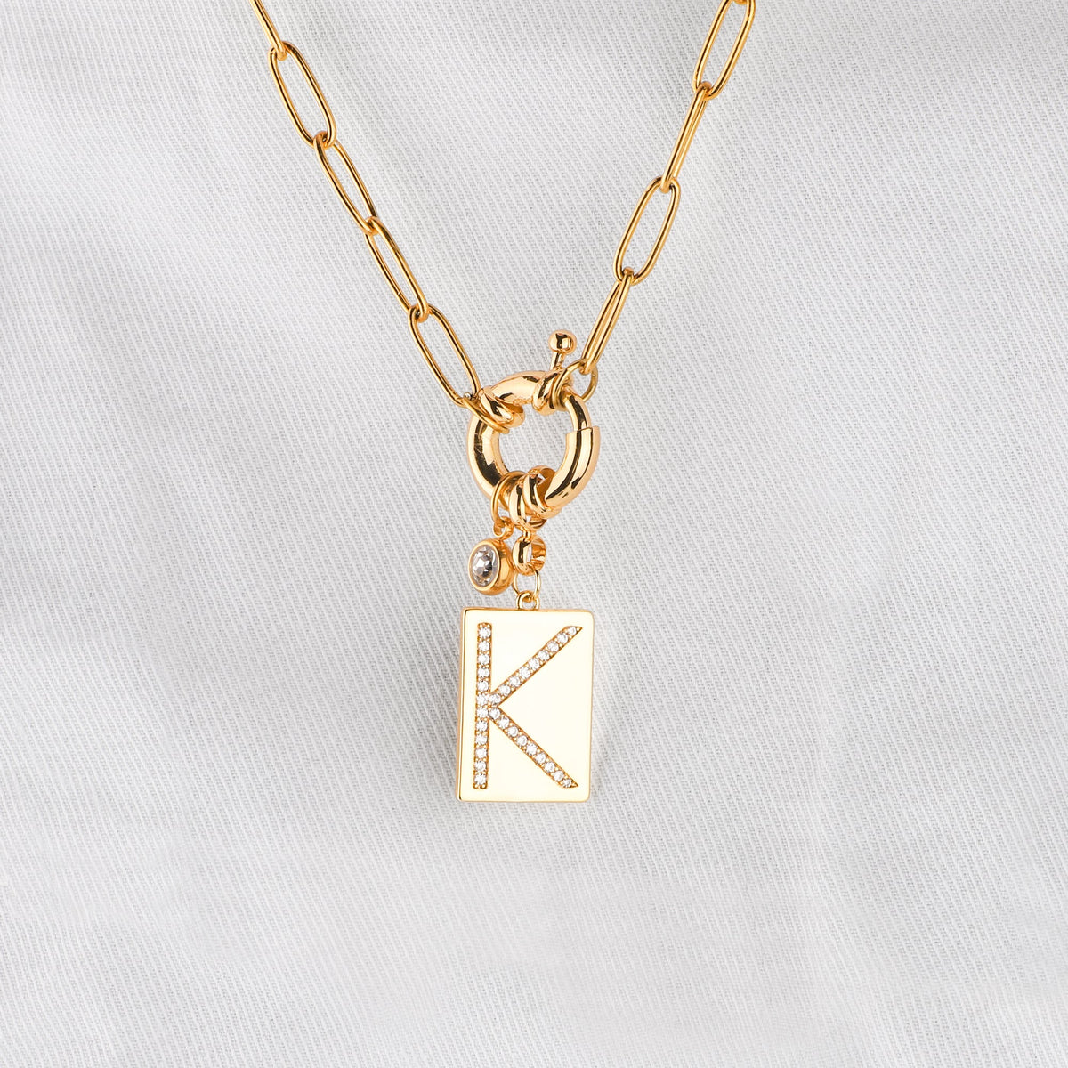 Collier pendentif initial pavé avec chaîne trombone  
