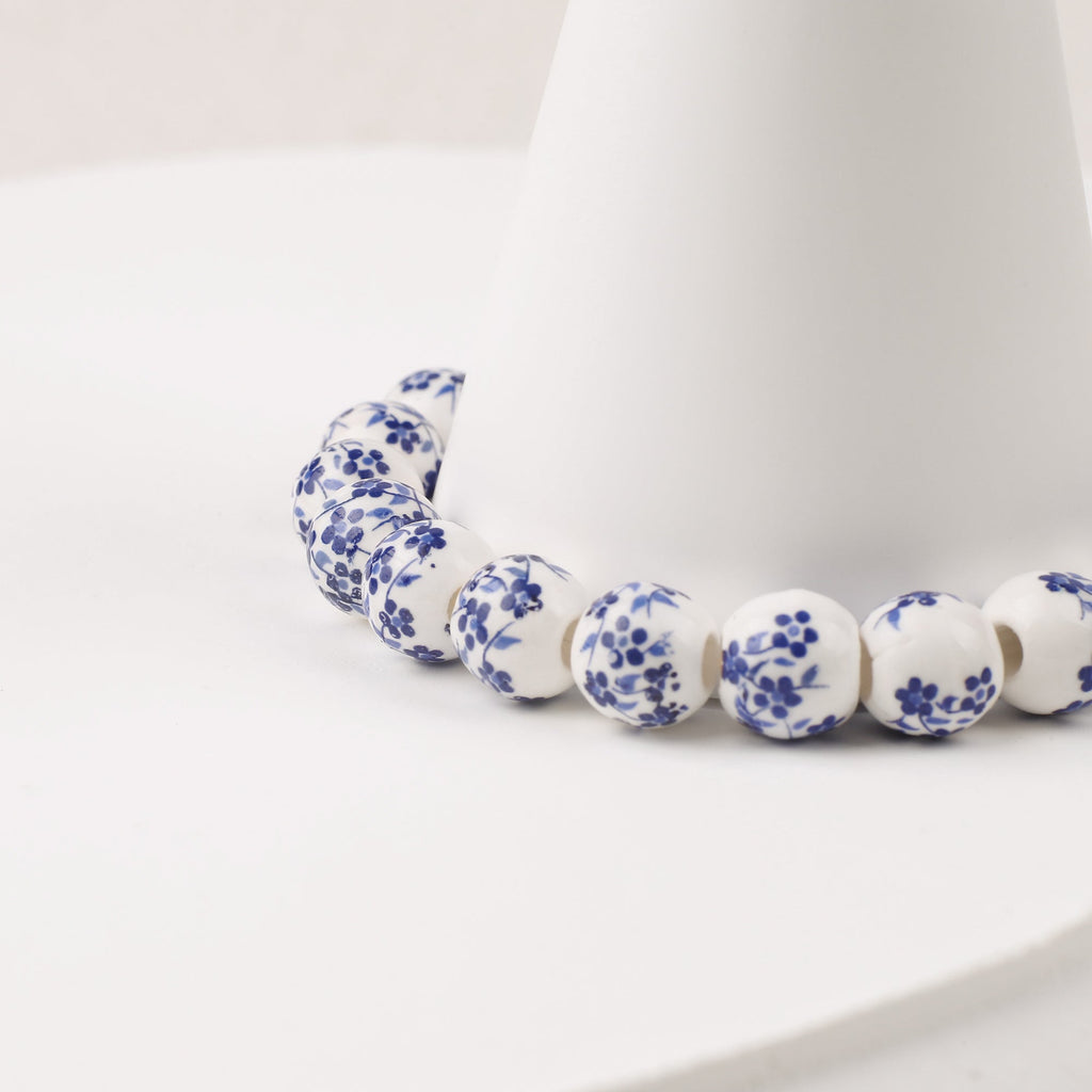 Perlenarmband mit personalisiertem Namen, blauem Porzellan und Blumenmuster