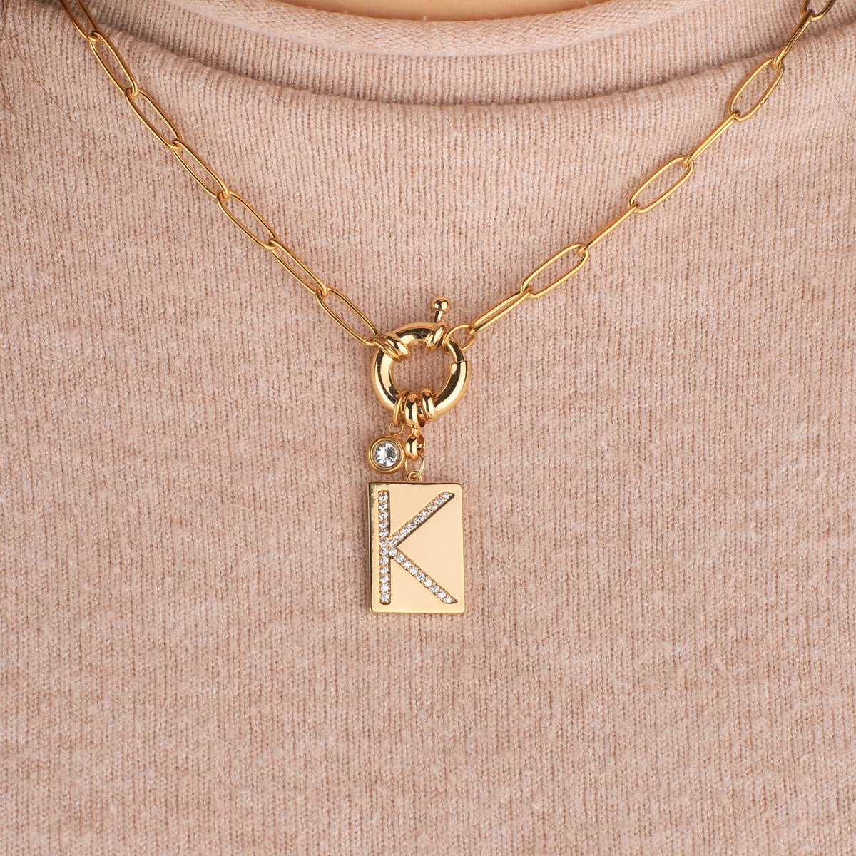 Collier pendentif initial pavé avec chaîne trombone  