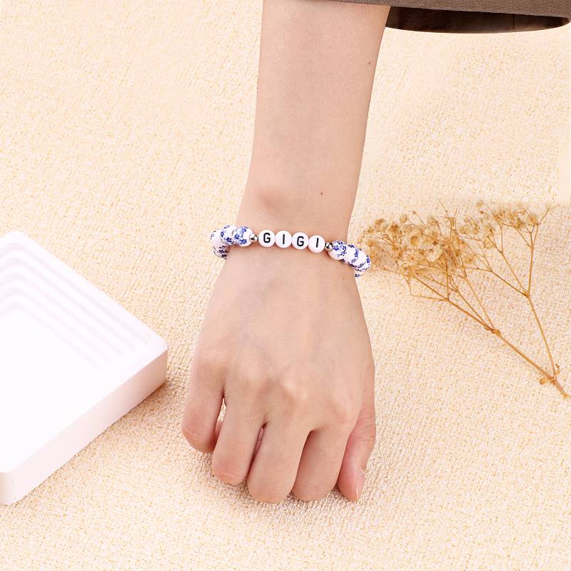 Perlenarmband mit personalisiertem Namen, blauem Porzellan und Blumenmuster
