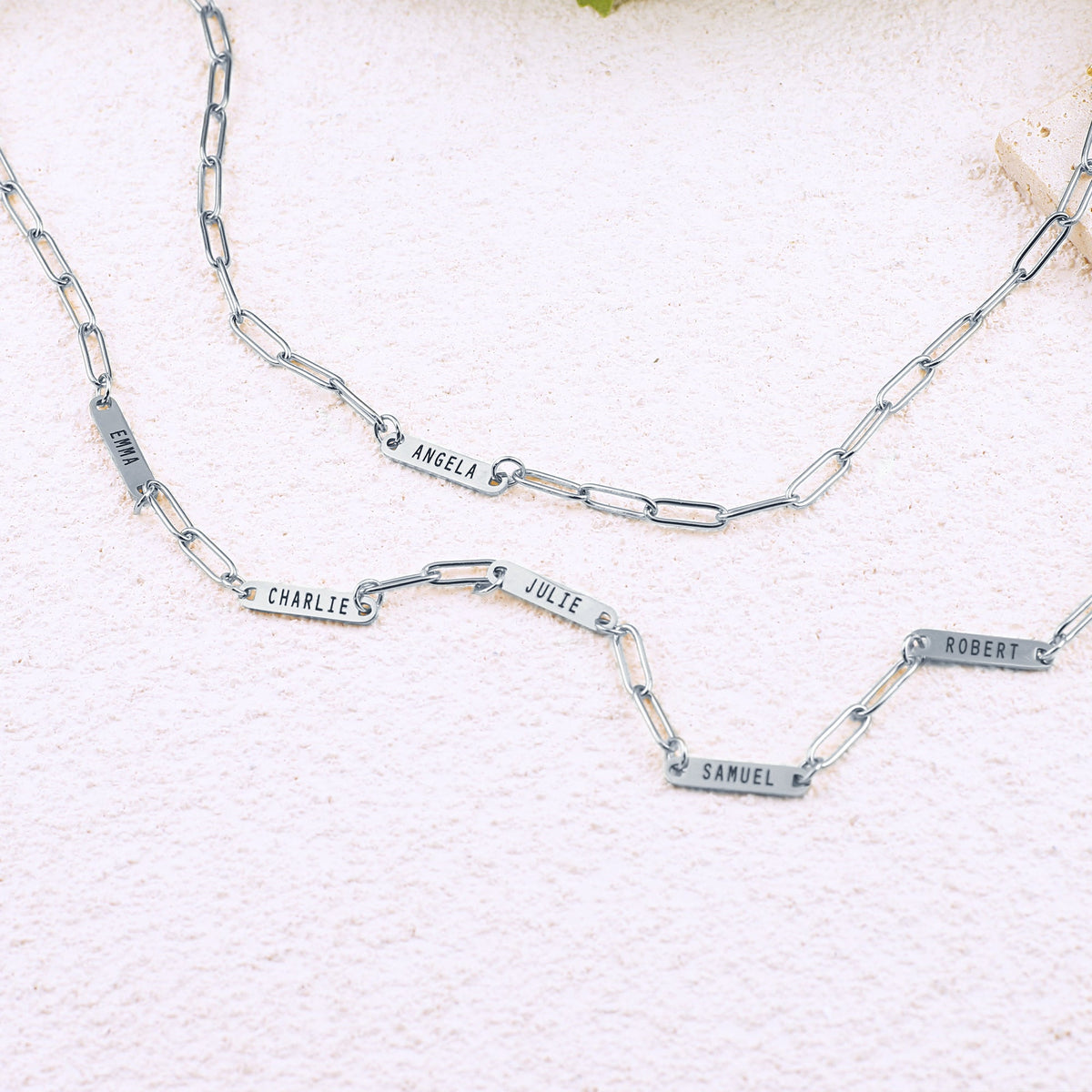 Collana con fermaglio e nomi personalizzati