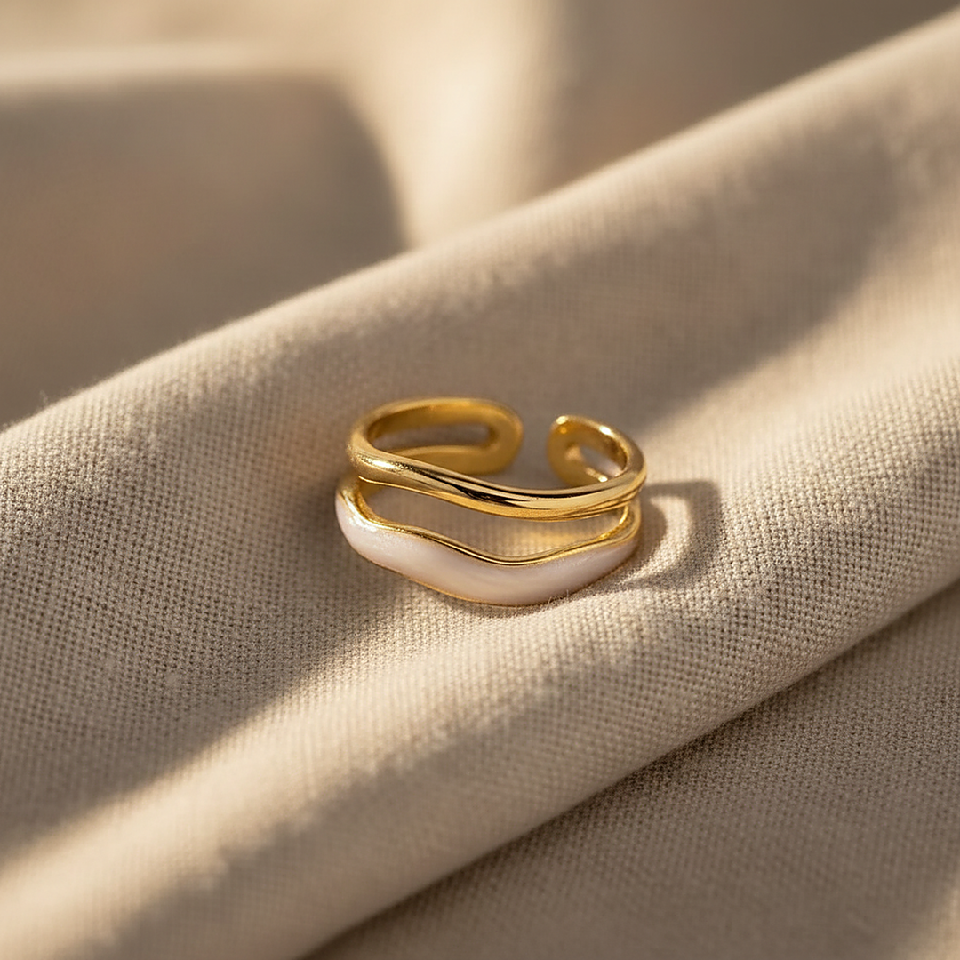 Delphine ring on linen