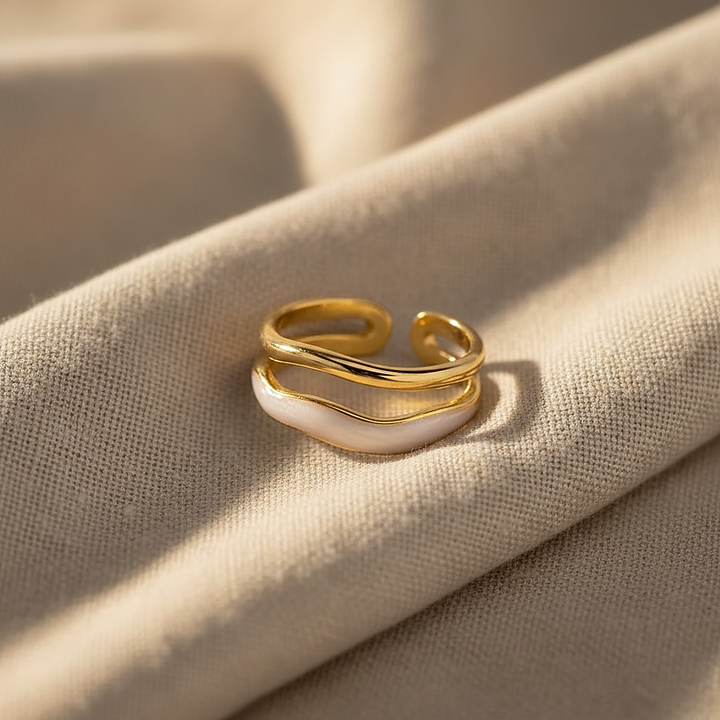 Delphine ring on linen
