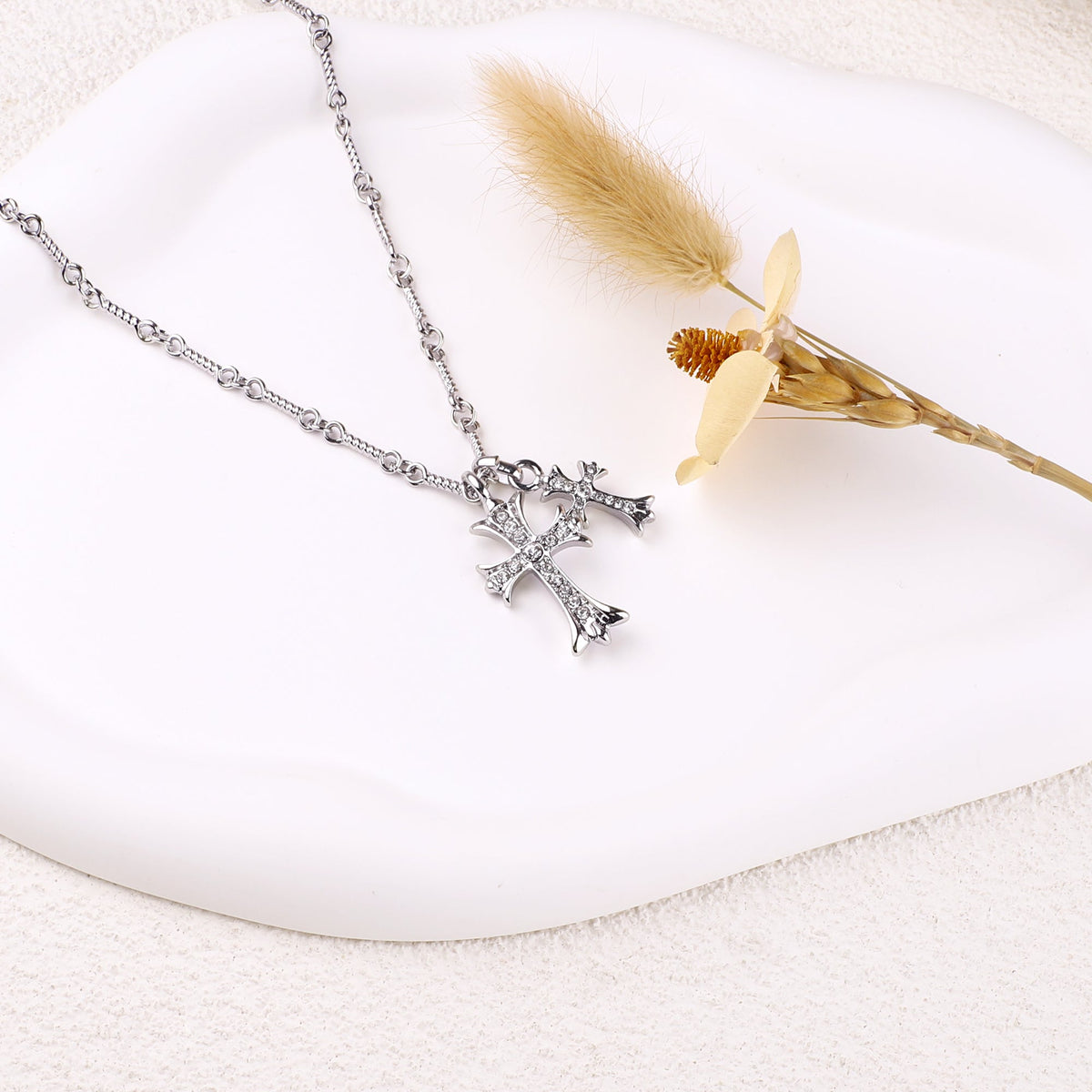 Collar con colgante de doble cruz