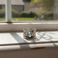 Opaalkleurige zilveren ring
