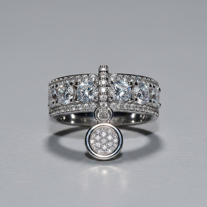 Une Crystal Ring