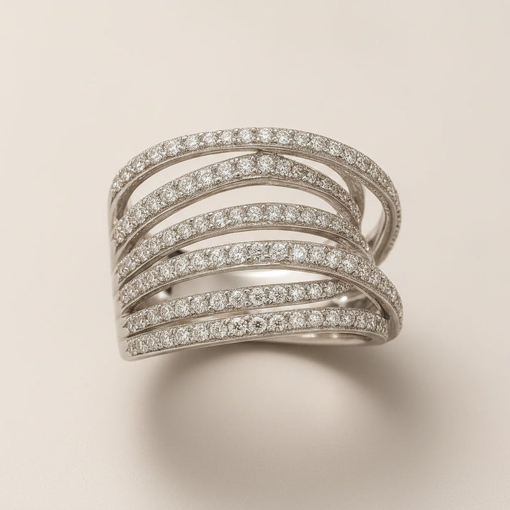 Anillo Solveig de circonita ensimismada