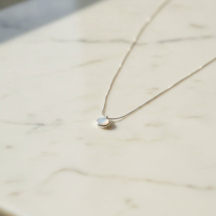 Nadčasový náhrdelník s přívěskem z briliantového měsíčního kamene, který dodává eleganci