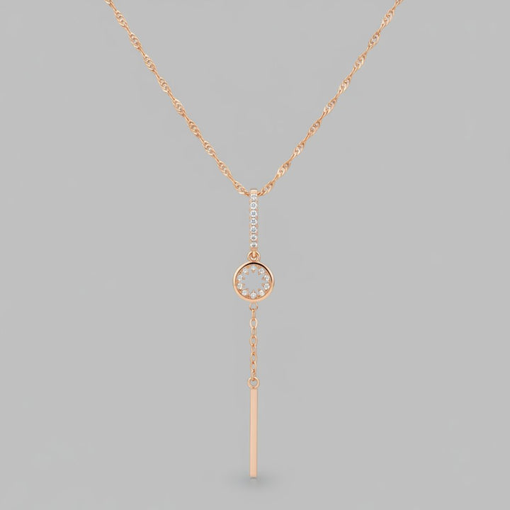 Un collier pendentif en cristal