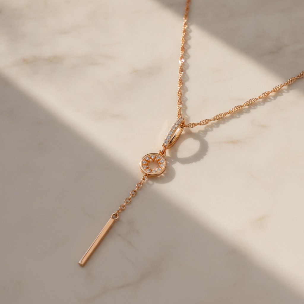 Un collier pendentif en cristal
