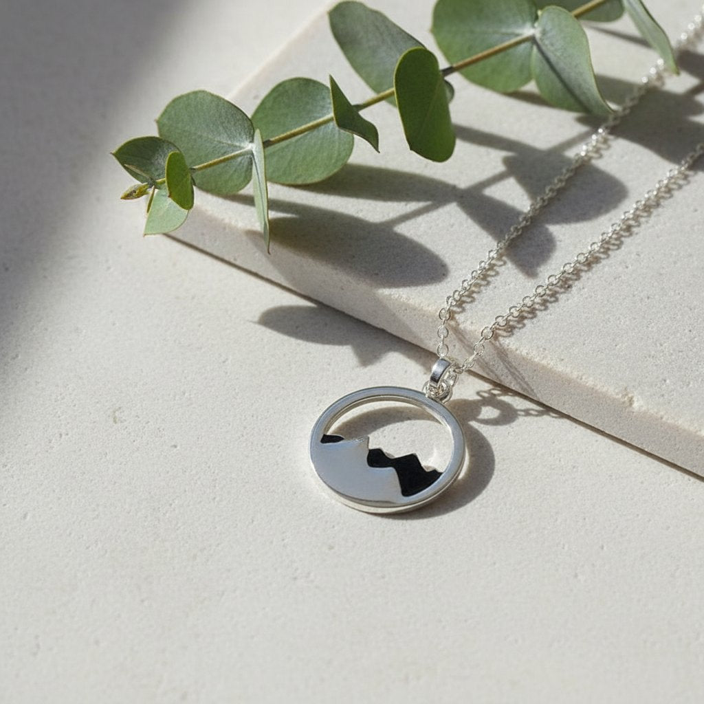Leocadia Minimalist Necklace