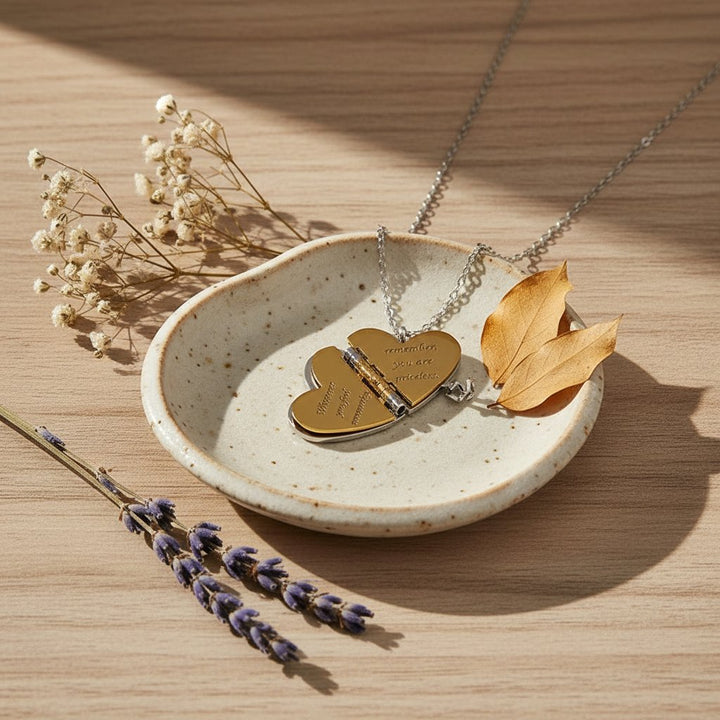 Colar Romântico com Medalhão em Forma de Coração