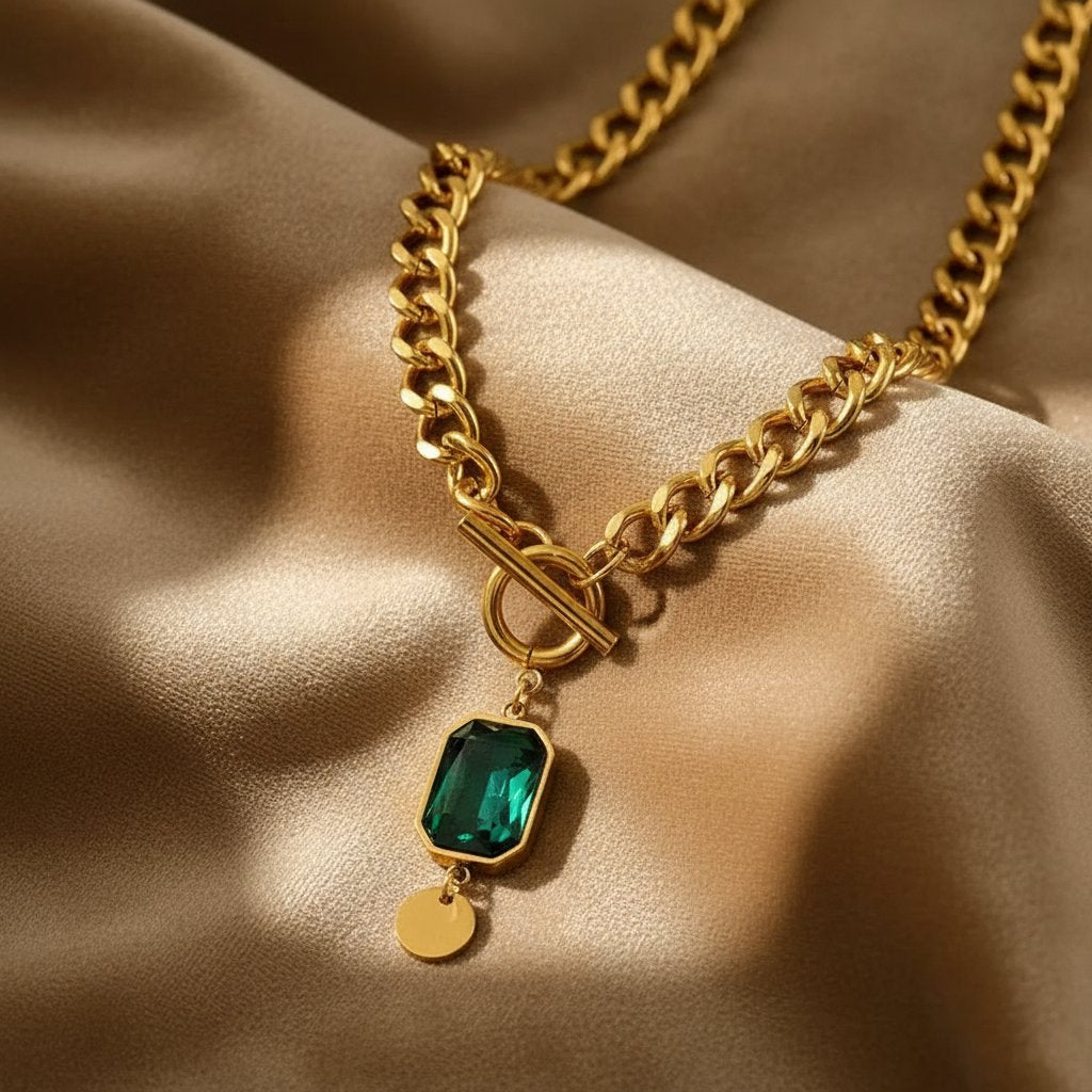 Klobige Kette mit Smaragd-Goldanhänger