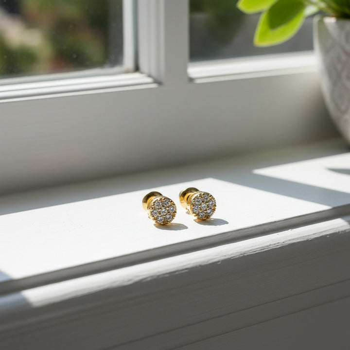 Brincos Clássicos Dourados com Diamante