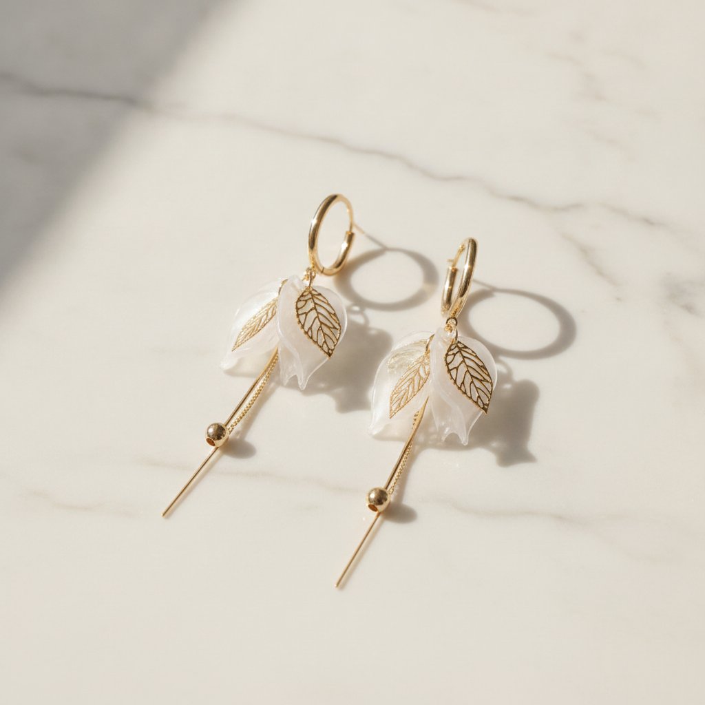 Pendientes colgantes elegantes de oro con pétalos blancos y circonia
