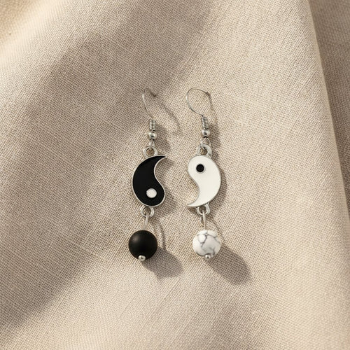 Pendientes vintage en blanco y negro