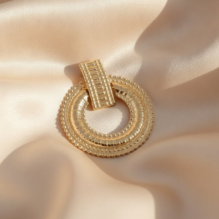 Elegante goldene hohle Mandala-Ohrringe