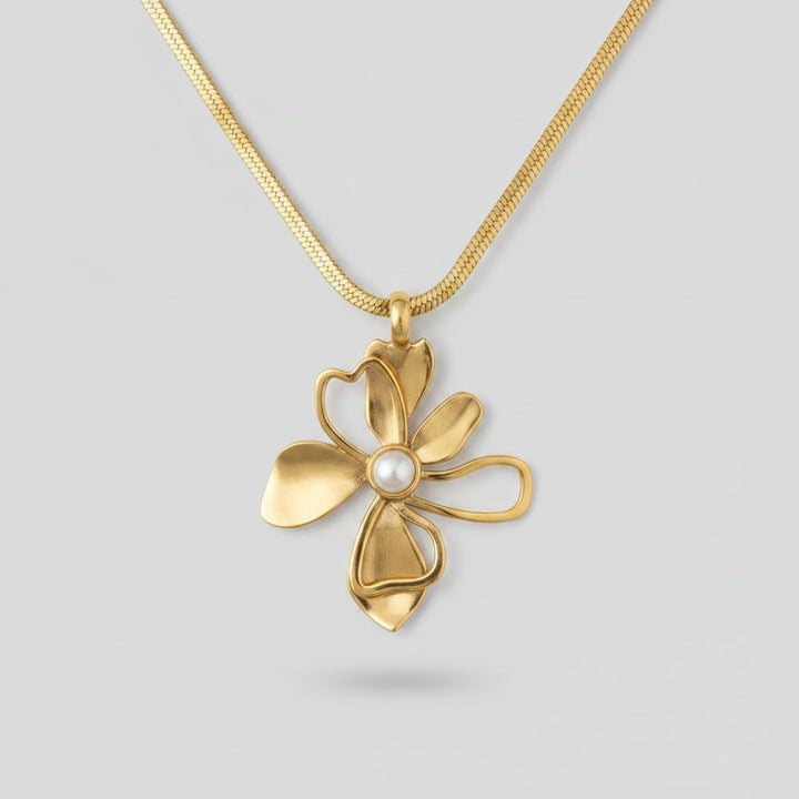 Une Pearl Necklace