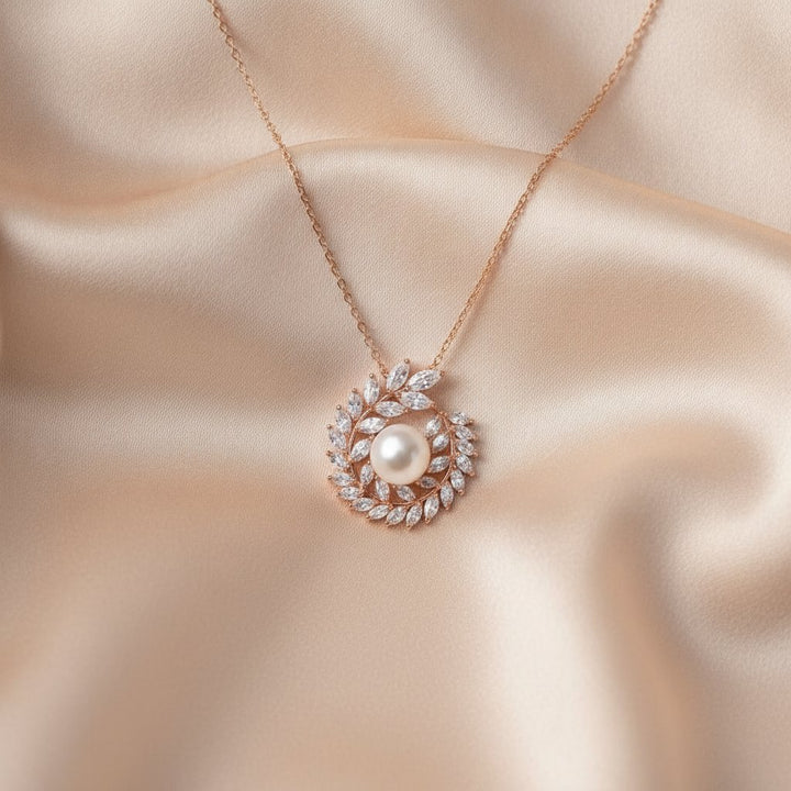Une Pearl Necklace