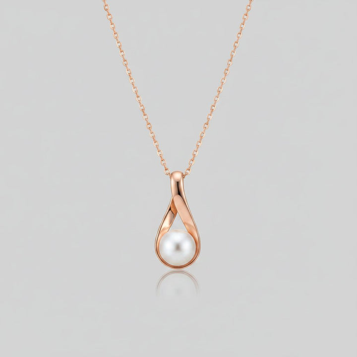 Une Pearl Necklace