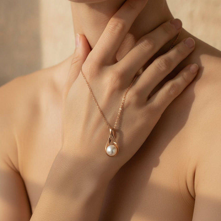 Une Pearl Necklace