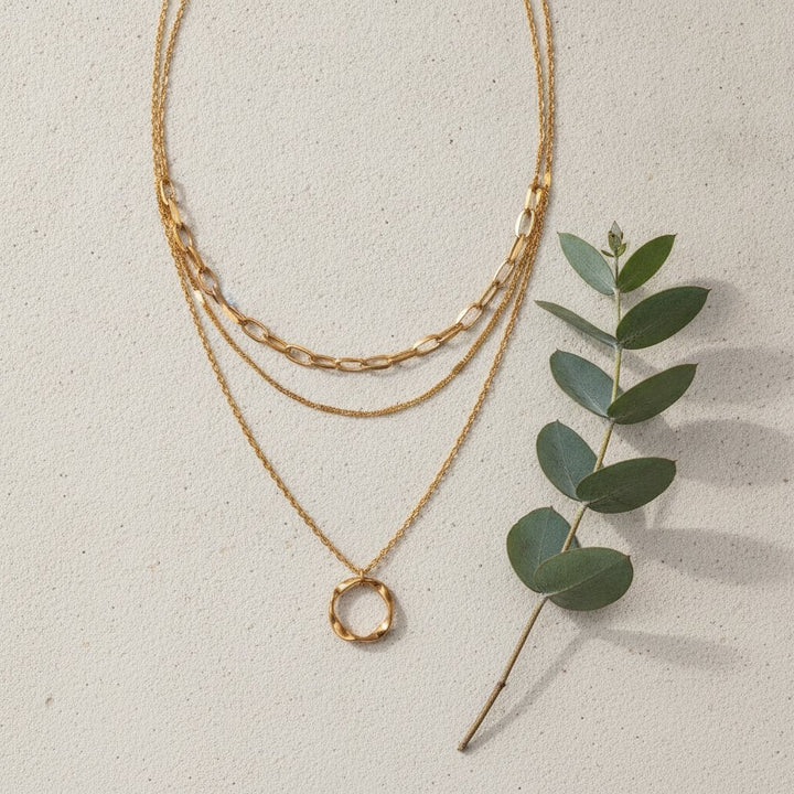 Colar Dourado em Camadas