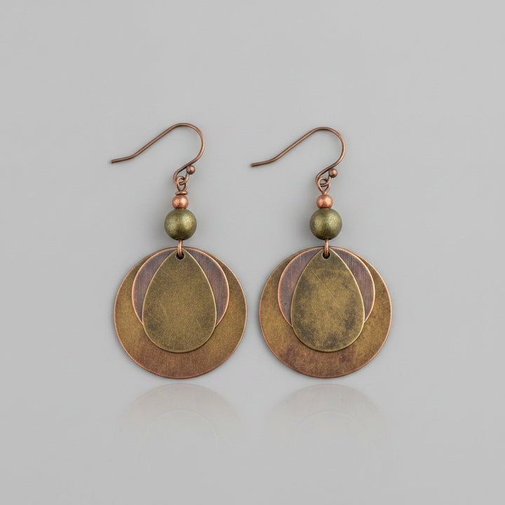 Böhmische Ohrringe mit Bronze-Anhänger