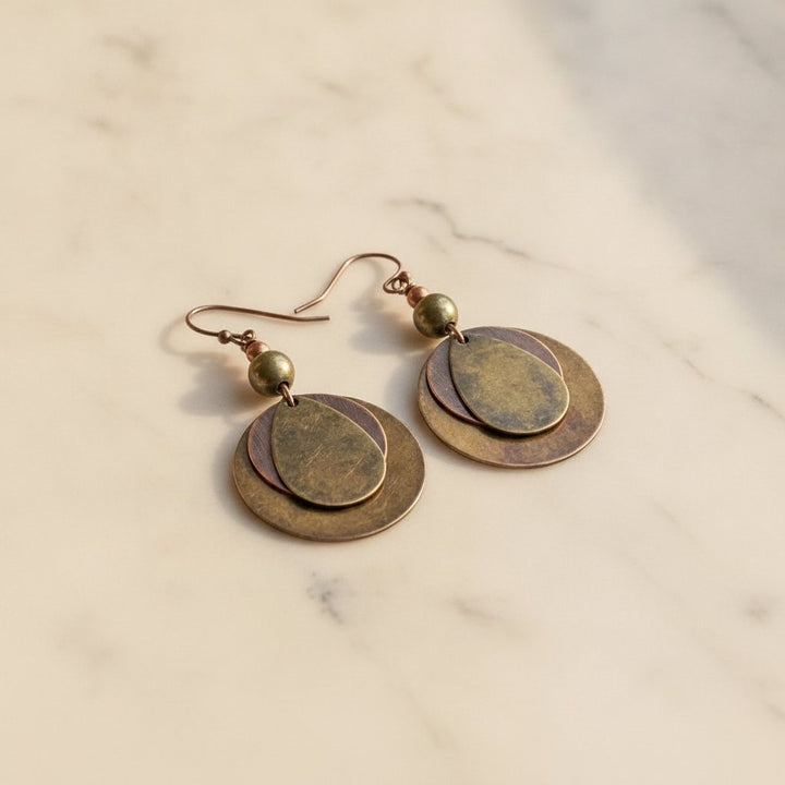 Böhmische Ohrringe mit Bronze-Anhänger