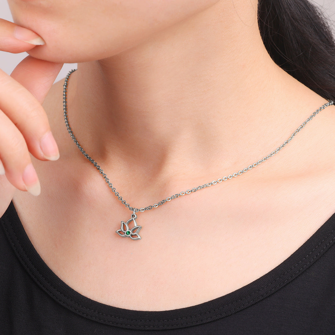 Collana con ciondolo mini loto e pietra di nascita