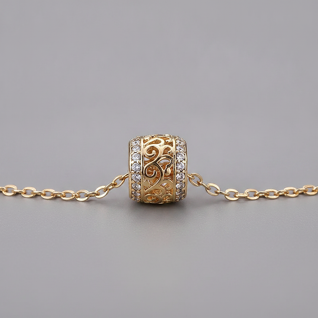 Collana elegante dorata brillante