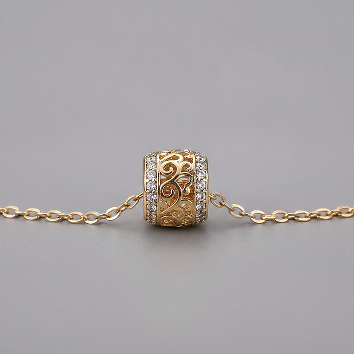 Collana elegante dorata brillante