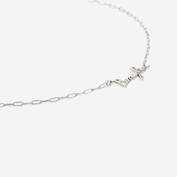 Fe-navnesmykke med kassekæde