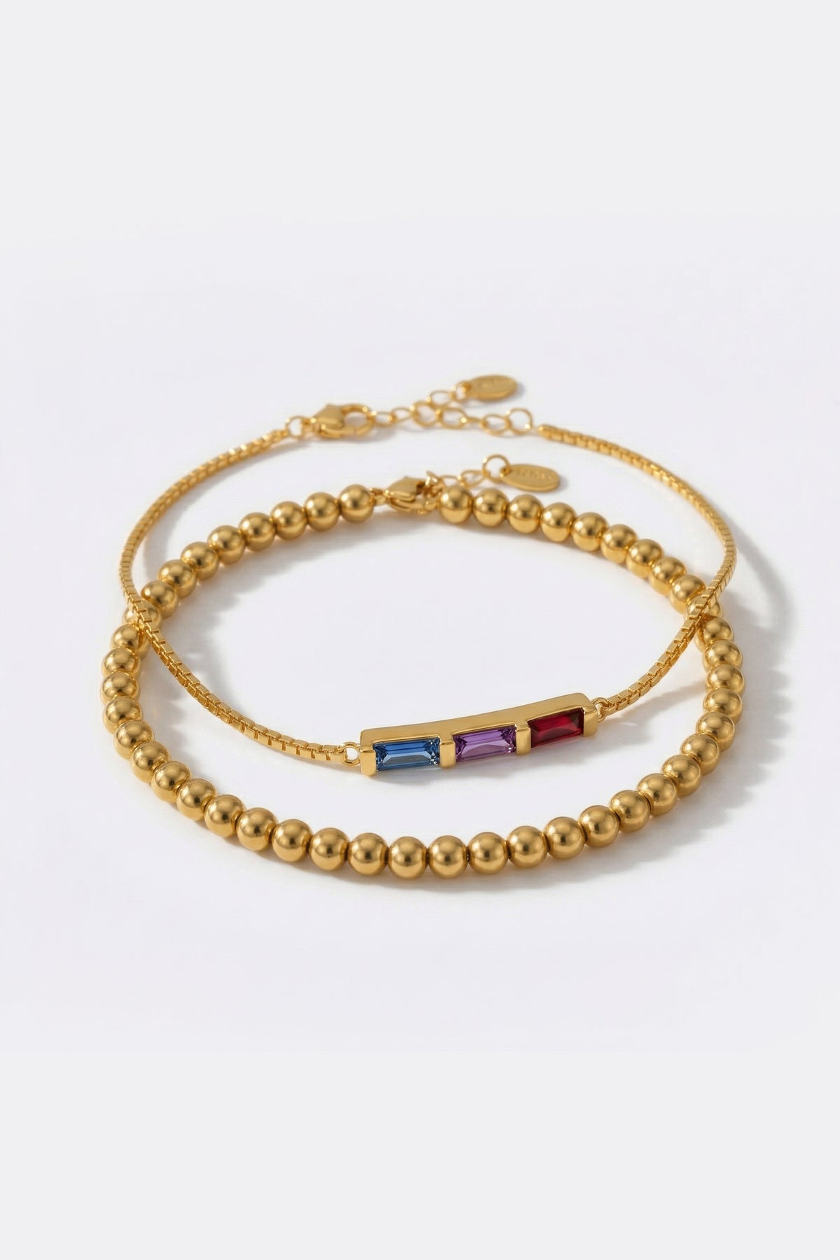 Set di bracciali sottili con pietra di nascita baguette e bracciale impilabile con perline