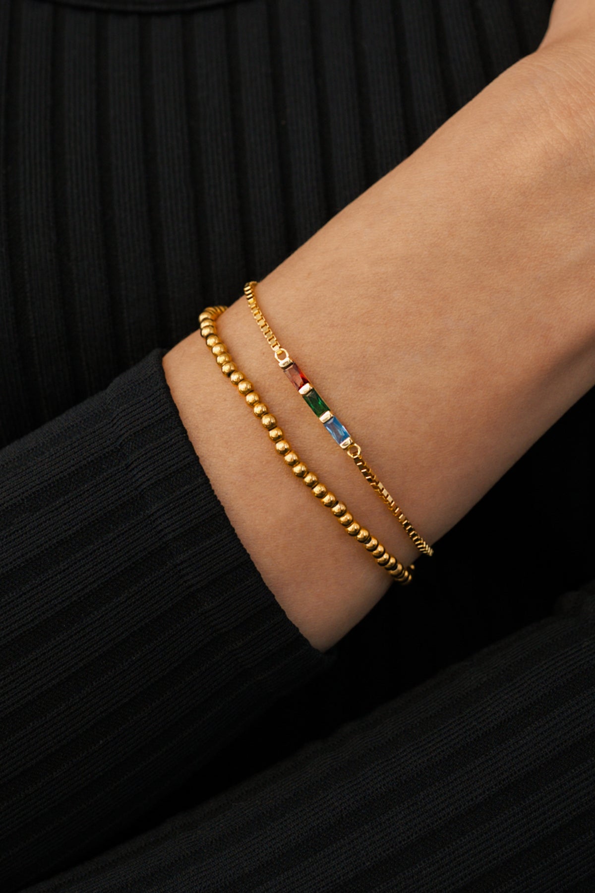 Set di bracciali sottili con pietra di nascita baguette e bracciale impilabile con perline