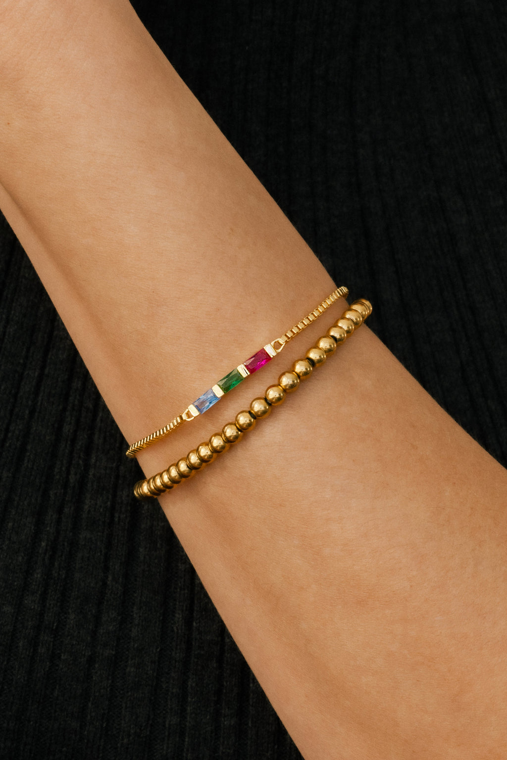 Set di bracciali sottili con pietra di nascita baguette e bracciale impilabile con perline