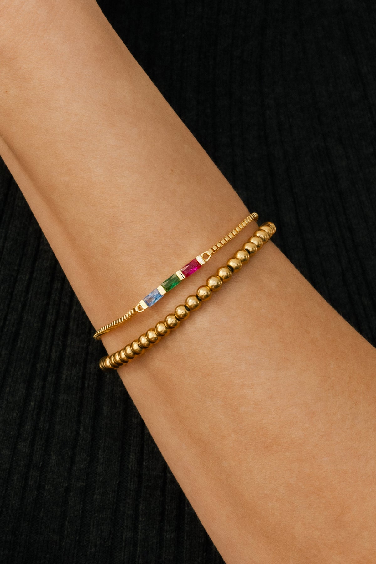 Set di bracciali sottili con pietra di nascita baguette e bracciale impilabile con perline