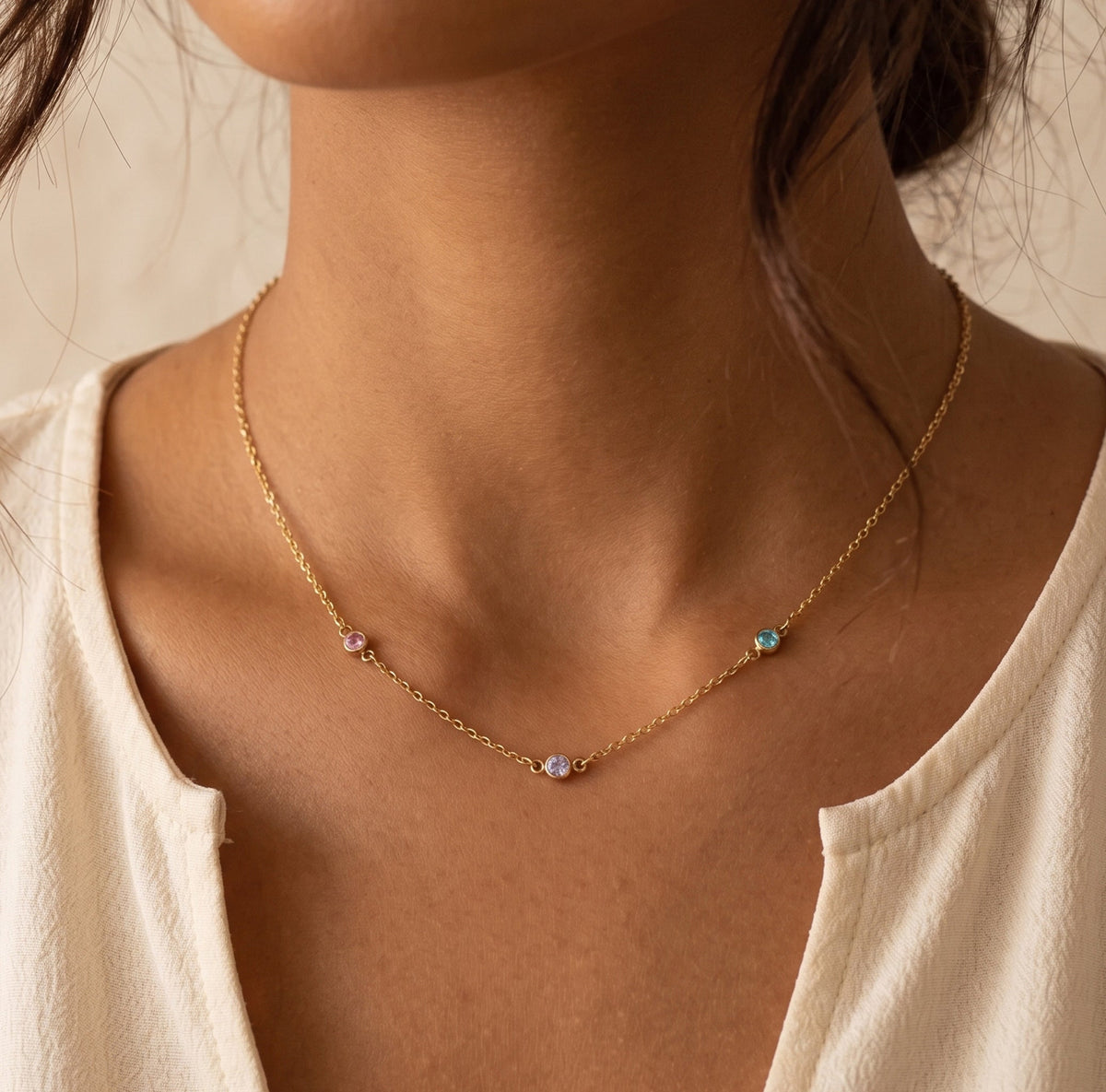 Collar delicado con estación de piedra de nacimiento