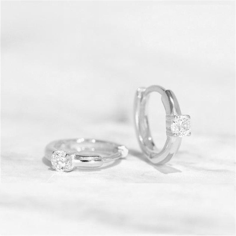Boucles d’oreilles huggie délicates avec pierre unique